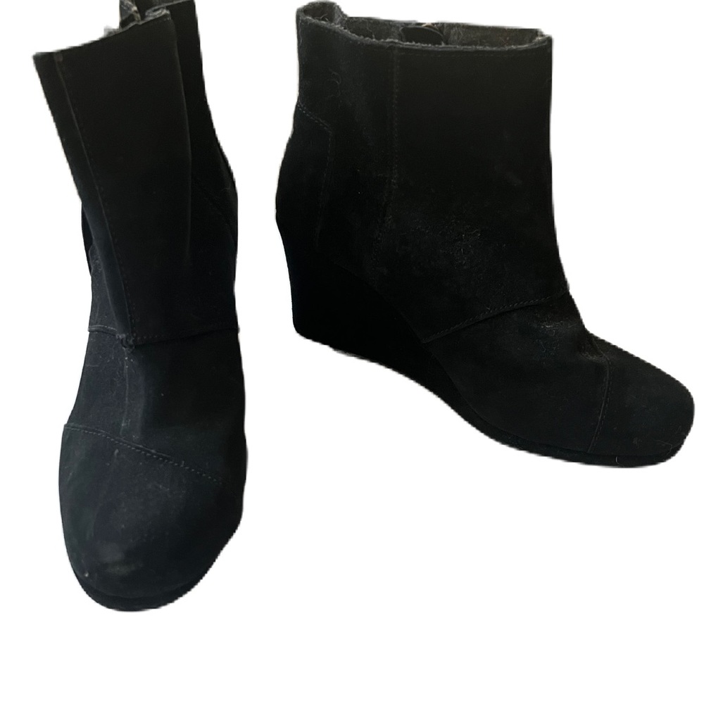 Tom’s black suede wedge ankle boot size 10